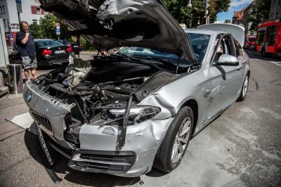 Esslingen: Mehrere Verletzte nach Vorfahrtsunfall am Charlottenplatz - Gaffer muessen zurueckgedraengt werden